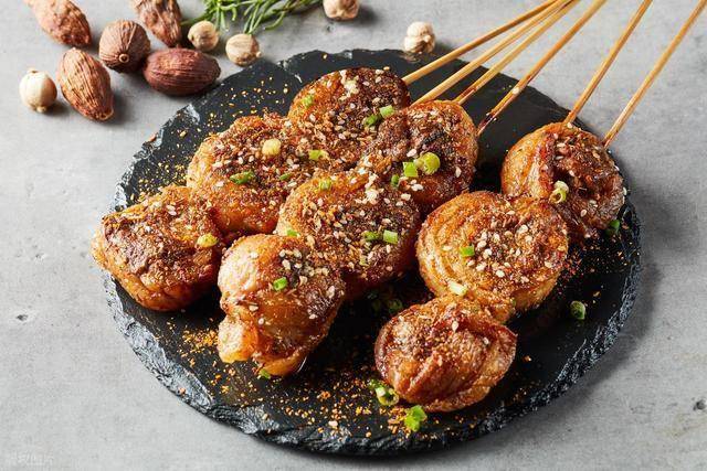 内蒙古烤羊腰配啤酒：烤腰子配啤酒，爱吃的人超爱